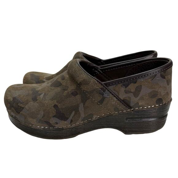 Dansko Professional Clog Size EU 38 US 8 Camo Leather Work Shoe Slip-On Platform - Picture 1 of 12
